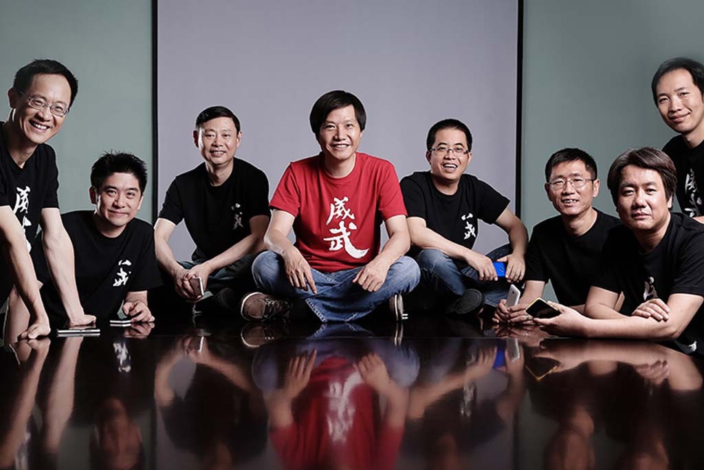 เหลย จวิน (Lei Jun) ซีอีโอ ประธานกรรมการบริหาร และผู้ก่อตั้งบริษัท Xiaomi (กลาง)